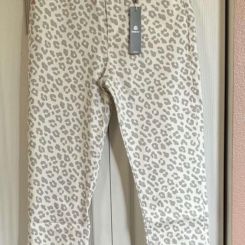 Tractr NEW White and Gray Animal Print Pants Size 6/28